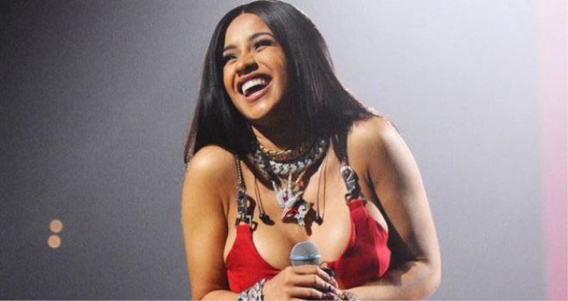 Cardi B, tül elbisesiyle vücut hatlarını sergiledi