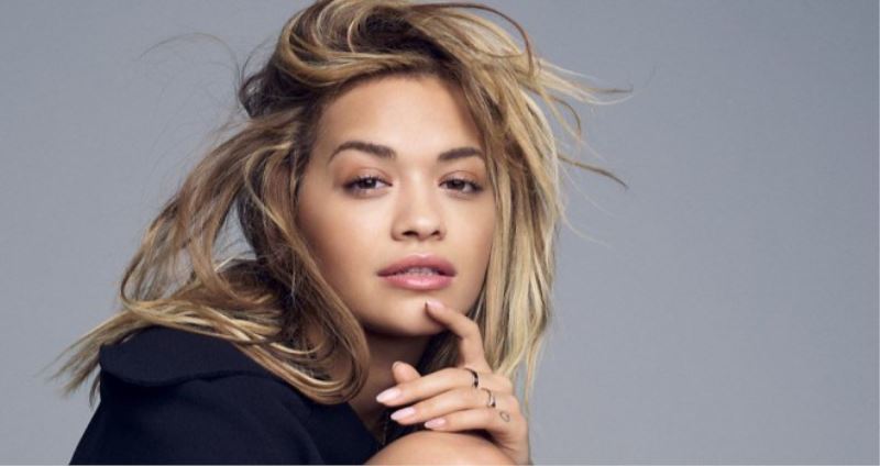 Rita Ora, göğüs dekoltesiyle sosyal medyayı salladı